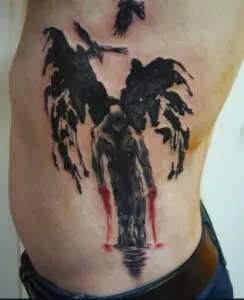 Finsterer Erzengel-Tattoo mit schwarzen Flügeln, Raben und roten Akzenten