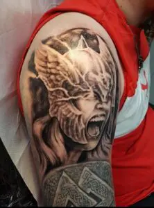 Realistisches Black-&-Grey-Tattoo einer kämpferischen Walküre mit geflügeltem Helm aus der nordischen Götterwelt von Ozzy aus Hamburg