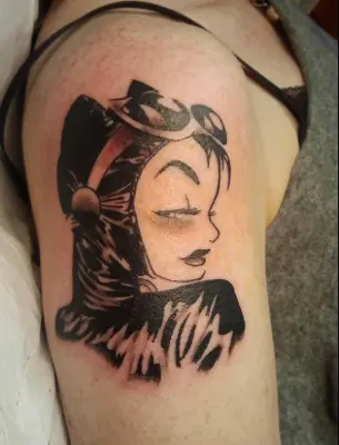 Catwoman Tattoo im Comicstil am Oberarm, gestochen von Ozzy in Hamburg