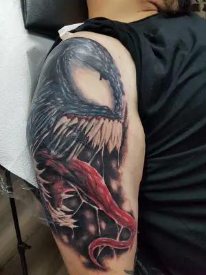 Realistisches Venom Cover-up Tattoo am Oberarm, gestochen von Ozzy in Hamburg