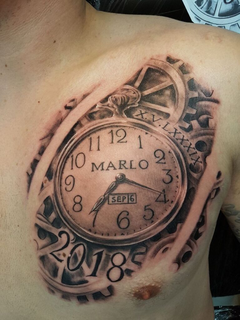 Detailgetreue Tätowierung einer Taschenuhr mit dem Namen Marlo und dem Jahr 2018 . Tattoo in Hamburg von Ozzy gestochen